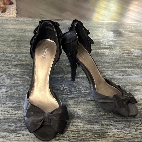 PureAlfred Sung Black Heels with Bow Accent - Picture 2 of 5